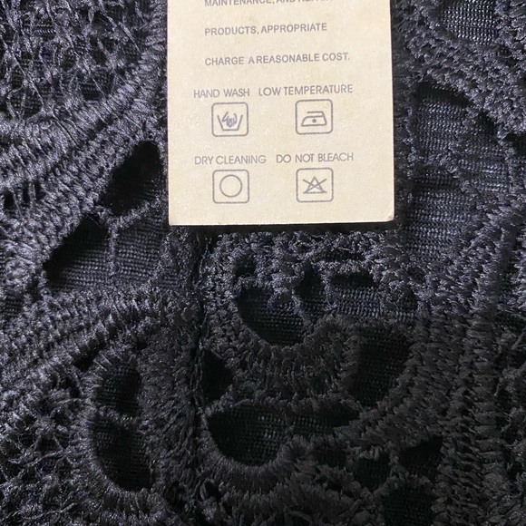 Lacy sleeveless Top - Picture 3 of 3